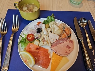 `́AAA